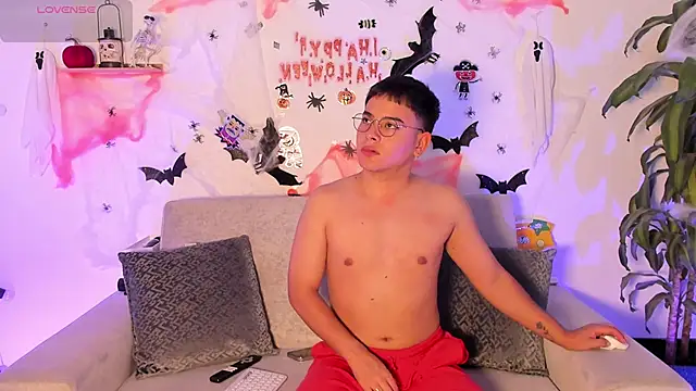 Snapshot of Young_Ben chatting on October 2025 11:59:02 PM Young Ben online show from October 2025 11:59:02 PM