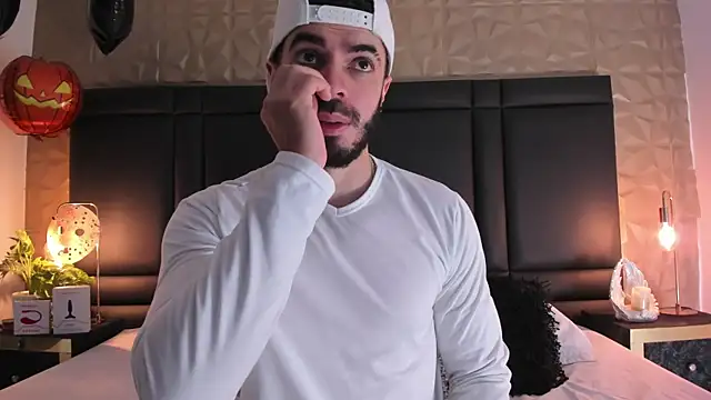 AxelThompson  online show from October 2025 12:28:01 PM