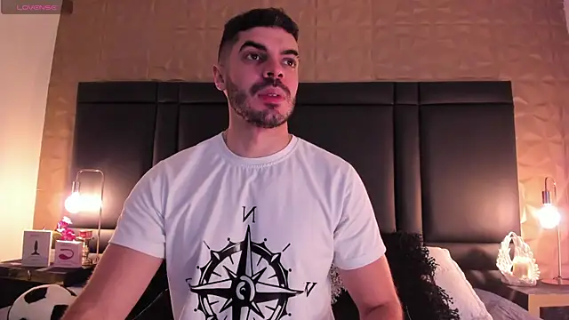 AxelThompson  online show from November 2025 11:44:02 AM