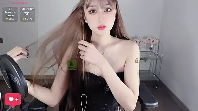 Snapshot of OwQoll chatting on October 2025 06:06:02 PM OwQoll online show from October 2025 06:06:02 PM