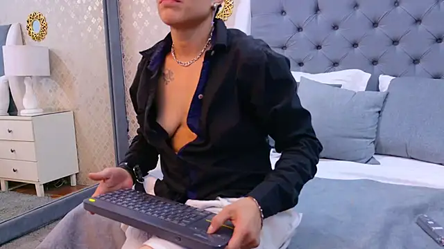 ZoeKrug online show from October 2025 04:15:02 PM