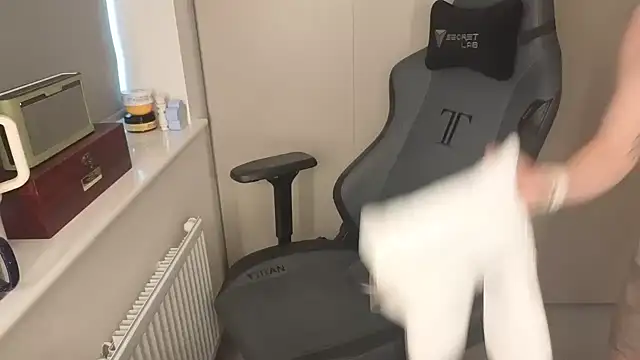 Snapshot of Lilly-Luscious chatting on October 2025 03:02:01 PM Lilly-Luscious online show from October 2025 03:02:01 PM