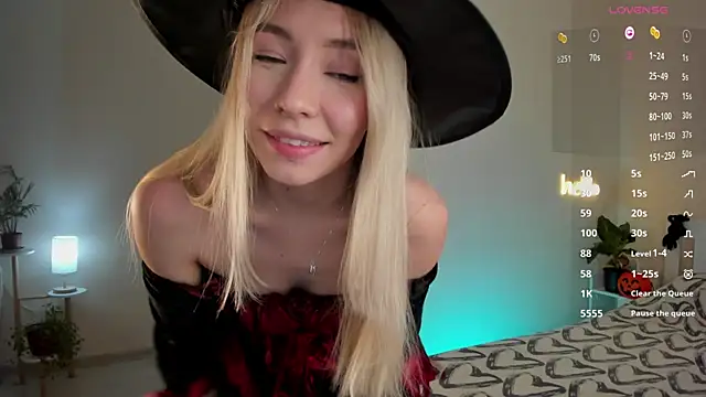 Snapshot of DanaCandy chatting on October 2025 08:32:01 PM DanaCandy online show from October 2025 08:32:01 PM