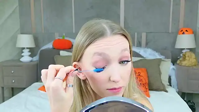 KellyBradford online show from November 2025 06:01:01 AM