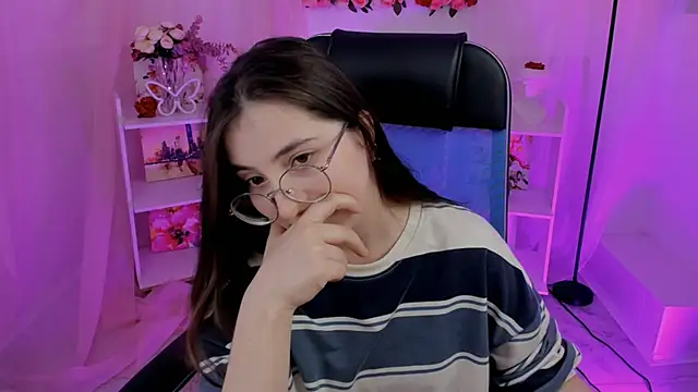 Snapshot of VirtuallVoyant chatting on September 2025 05:11:02 AM VirtuallVoyant online show from September 2025 05:11:02 AM