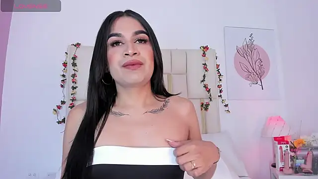 Snapshot of Silvana-Castro chatting on November 2025 11:22:01 AM Silvana-Castro online show from November 2025 11:22:01 AM