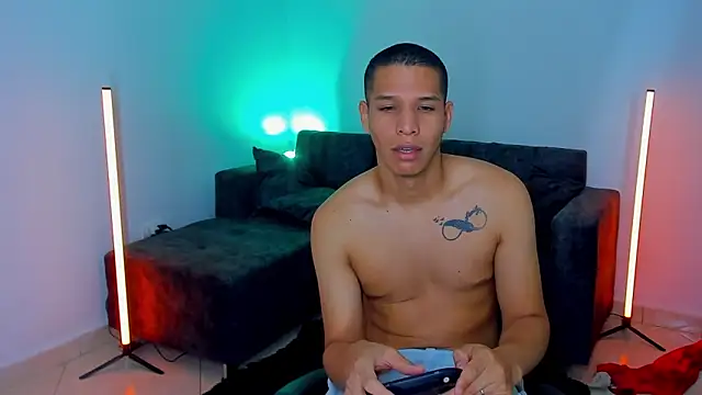 Snapshot of Latin_Boyss_ chatting on October 2025 06:51:01 PM Latin Boyss online show from October 2025 06:51:01 PM