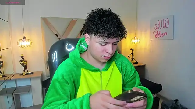 BenjaminBottonn online show from September 2025 07:39:01 PM