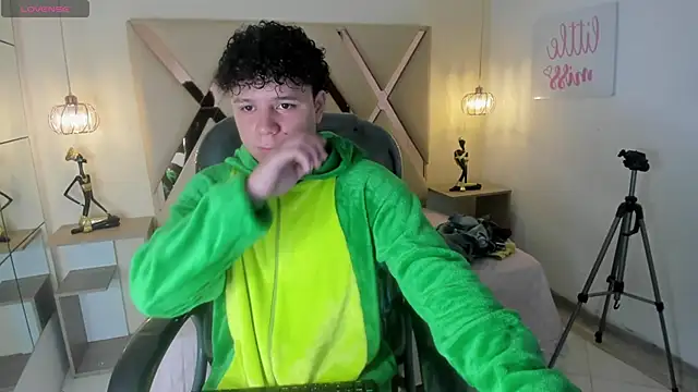 BenjaminBottonn online show from October 2025 08:07:02 PM