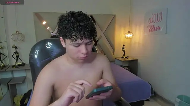 BenjaminBottonn online show from October 2025 08:32:01 PM