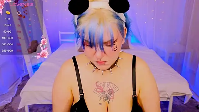 Snapshot of bluelunaray chatting on September 2025 01:53:01 AM bluelunaray online show from September 2025 01:53:01 AM