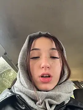 Snapshot of DollyTall chatting on October 2025 08:43:01 AM DollyTall online show from October 2025 08:43:01 AM