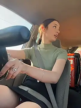 Snapshot of DollyTall chatting on October 2025 09:39:02 AM DollyTall online show from October 2025 09:39:02 AM