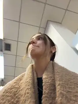 Snapshot of DollyTall chatting on October 2025 09:43:02 AM DollyTall online show from October 2025 09:43:02 AM