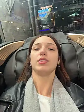 Snapshot of DollyTall chatting on October 2025 08:48:02 AM DollyTall online show from October 2025 08:48:02 AM