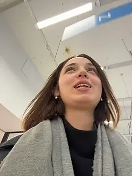 Snapshot of DollyTall chatting on October 2025 08:50:02 AM DollyTall online show from October 2025 08:50:02 AM