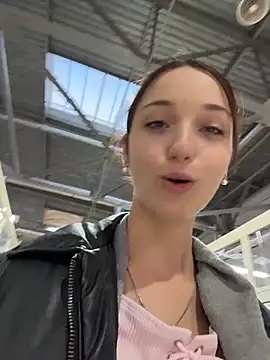 Snapshot of DollyTall chatting on October 2025 11:44:02 AM DollyTall online show from October 2025 11:44:02 AM