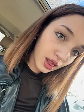 Snapshot of DollyTall chatting on October 2025 08:35:01 AM DollyTall online show from October 2025 08:35:01 AM