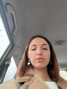 Snapshot of DollyTall chatting on November 2025 07:22:01 AM DollyTall online show from November 2025 07:22:01 AM