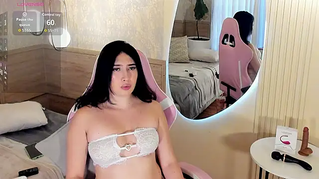 Skyyle  online show from October 2025 01:30:01 PM