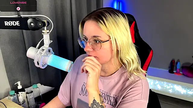 Snapshot of Charlies_world chatting on October 2025 05:22:02 PM Charlies world online show from October 2025 05:22:02 PM