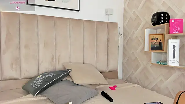 Clhoe Johnson online show from October 2025 01:01:02 PM