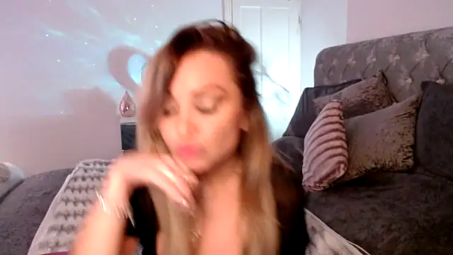 Snapshot of AngeleyesUK chatting on October 2025 01:16:02 AM AngeleyesUK online show from October 2025 01:16:02 AM