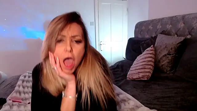 Snapshot of AngeleyesUK chatting on October 2025 01:13:02 AM AngeleyesUK online show from October 2025 01:13:02 AM