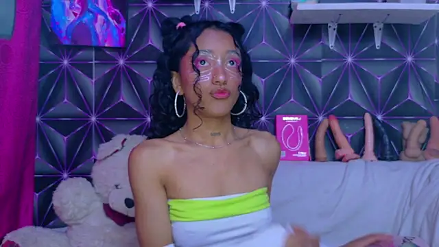 Snapshot of Kylie_Moan chatting on October 2025 05:42:02 AM Kylie Moan online show from October 2025 05:42:02 AM