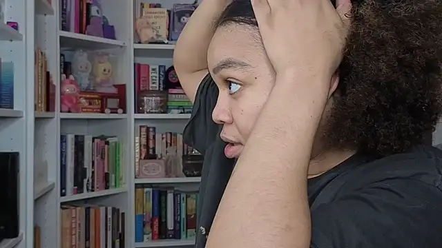 Snapshot of zahrabliss chatting on October 2025 12:43:02 AM zahrabliss online show from October 2025 12:43:02 AM