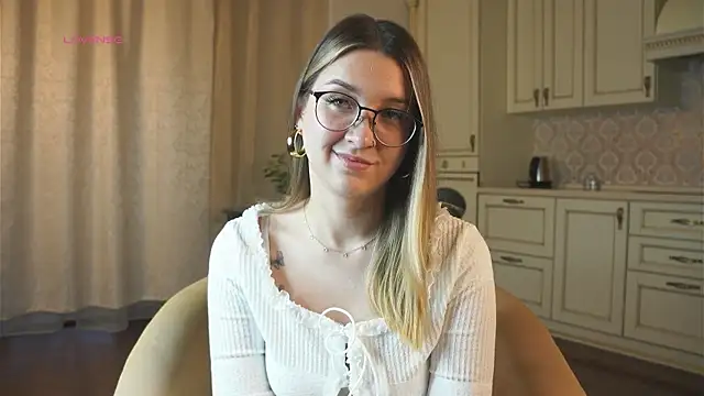 Snapshot of DarelleFaux chatting on October 2025 03:17:01 AM DarelleFaux online show from October 2025 03:17:01 AM