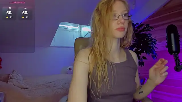 Snapshot of AuroraShoww chatting on October 2025 07:44:01 AM AuroraShoww online show from October 2025 07:44:01 AM