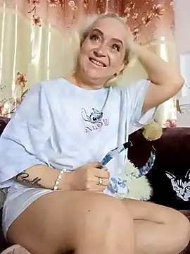 Snapshot of SquirtMilf00 chatting on February 2025 01:13:02 AM SquirtMilf00 online show from February 2025 01:13:02 AM