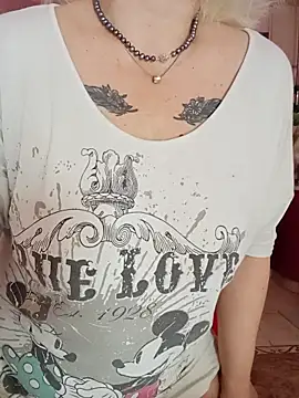 Snapshot of SquirtMilf00 chatting on September 2025 02:55:01 AM SquirtMilf00 online show from September 2025 02:55:01 AM