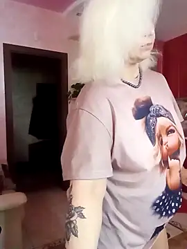 Snapshot of SquirtMilf00 chatting on October 2025 01:39:01 AM SquirtMilf00 online show from October 2025 01:39:01 AM