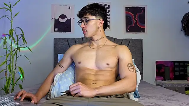 Snapshot of LatinReall chatting on November 2025 12:43:02 AM LatinReall online show from November 2025 12:43:02 AM