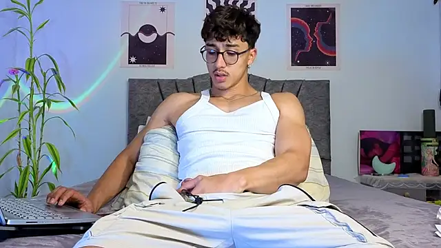 Snapshot of LatinReall chatting on November 2025 11:37:01 PM LatinReall online show from November 2025 11:37:01 PM