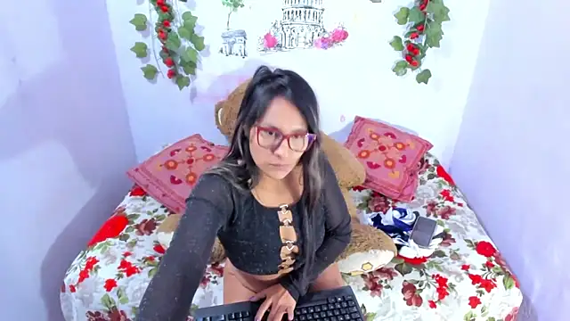 Snapshot of NataliaAndJulliam chatting on November 2025 05:06:01 AM NataliaAndJulliam online show from November 2025 05:06:01 AM