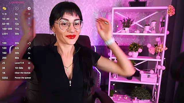 Snapshot of EviLune chatting on October 2025 06:21:01 AM EviLune online show from October 2025 06:21:01 AM