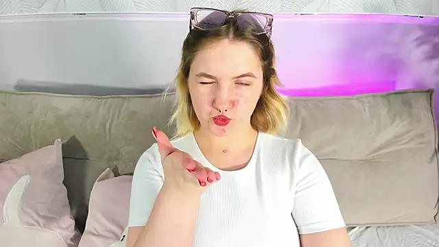 Julia Jips online show from September 2025 08:05:01 AM