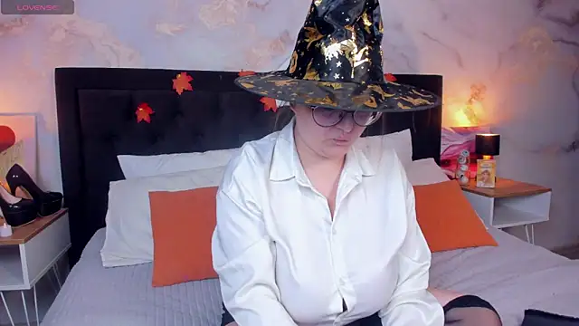 Snapshot of HelenDanvers chatting on October 2025 10:06:01 AM HelenDanvers online show from October 2025 10:06:01 AM