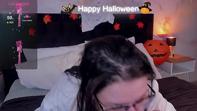 Snapshot of HelenDanvers chatting on October 2025 01:40:01 AM HelenDanvers online show from October 2025 01:40:01 AM