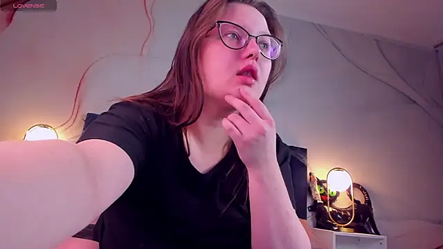 Snapshot of HelenDanvers chatting on November 2025 03:07:01 AM HelenDanvers online show from November 2025 03:07:01 AM