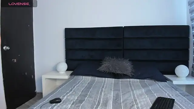 CHARLOTTE KNOX online show from October 2025 12:02:02 PM