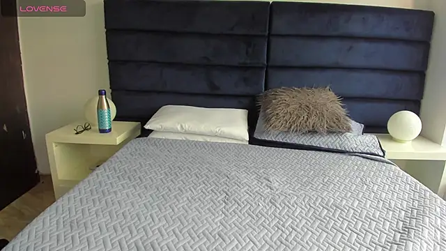 CHARLOTTE KNOX online show from October 2025 11:55:01 AM