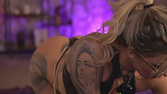 AlmaVelia online show from October 2025 06:37:01 PM