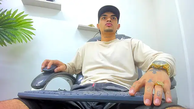 Snapshot of ariess_king chatting on November 2025 04:23:02 AM ariess king online show from November 2025 04:23:02 AM