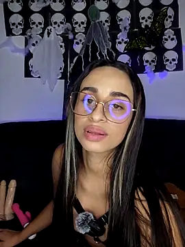 Snapshot of issis22 chatting on October 2025 05:42:02 AM issis22 online show from October 2025 05:42:02 AM