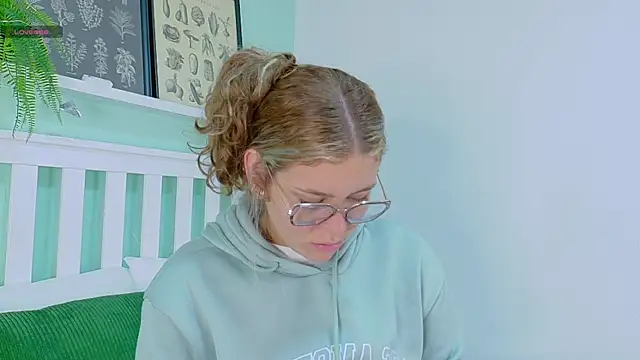 Snapshot of BelaMiller_ chatting on October 2025 11:51:02 AM BelaMiller online show from October 2025 11:51:02 AM