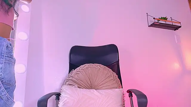 TiffValentinee  online show from October 2025 07:55:01 PM